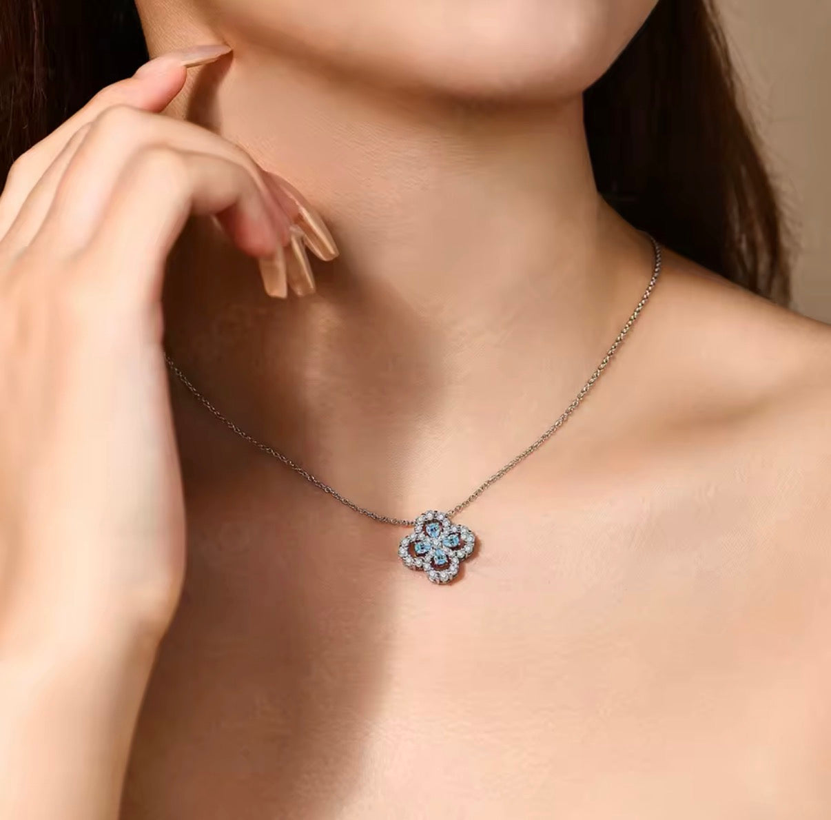 LUXCLOVER – Collana con trifoglio ghiacciato